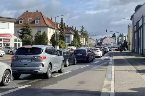 Wormser Landstraße: Stau an Ampel stadtauswärts.