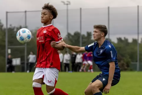 Szene aus dem Hinspiel: Malakai Lavel Hoover (links) von der U17 des 1. FC Kaiserslautern ist vor dem Karlsruher Marco Mingoila 