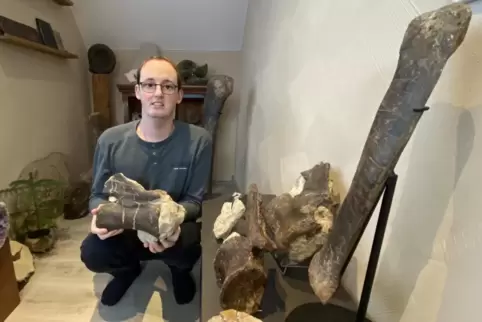 Max Wolf präsentiert den Schwanzwirbel eines Diplodocus.