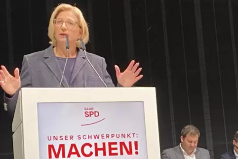 Anke Rehlinger beim Parteitag in Niederwürzbach, rechts sitzend Lars Klingbeil, der SPD-Bundesvorsitzende.