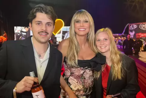 Jakob Schimpf vom Weingut Siegrist und Laura Müller-Zumstein freuen sich über einen Schnappschuss mit Heidi Klum. 