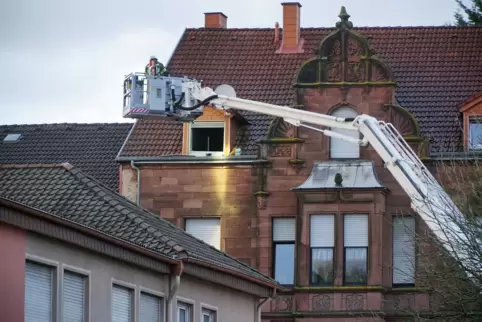 Das viergeschossige Gebäude im Hintergrund wurde evakuiert. 