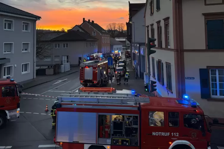 Das Rettungsszenario von einer Wohnung in der Schillerstra&szlig;e aufgenommen. 