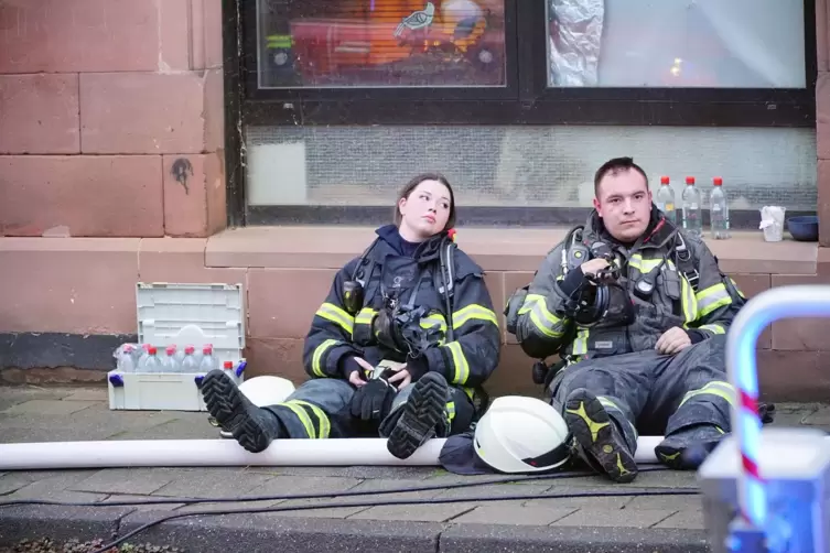 Ersch&ouml;pfte Feuerwehrleute nach dem Einsatz. 