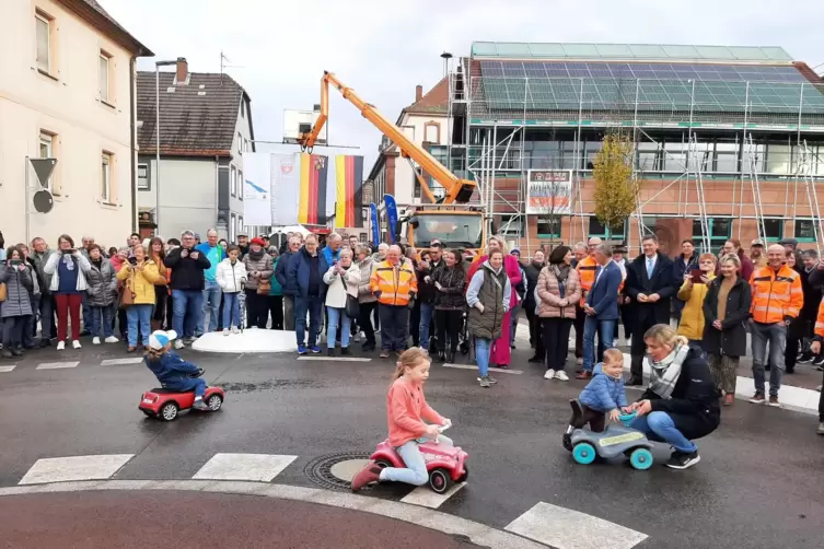 Nach dem Bandschnitt durften die kleinen Besucher mit ihren Bobbycars den neuen Kreisel einweihen.