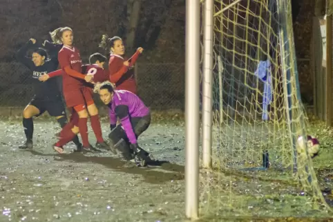 Christin Schäfer (links, in schwarz) dreht jubelnd ab. Sie hat gerade das frühe 1:0 für die SG Hirsau gegen die SG Eßweiler/Roth