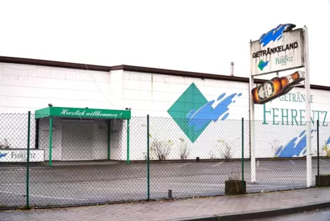 Aus dem früheren Getränkemarkt sollte eine Halle zum Fußball spielen werden.