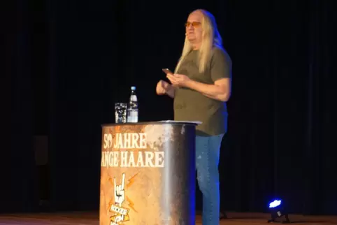 Für immer Rocker: Comedian Sven Hieronymus in Waldfischbach-Burgalben. Am Abend darauf präsentierte er „50 Jahre lange Haare“ in