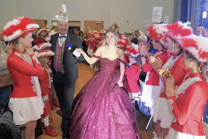 Spalierlaufen von Stadtschlüsselprinzessin Marlene I. mit dem FCV-Vorsitzenden Nico Hahl.