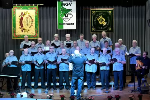 Auf der Bühne in der Kulturhalle: die Sänger des MGV Eintracht. 