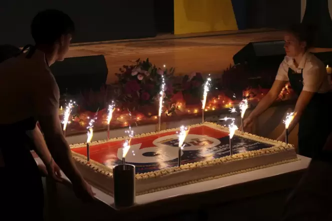 Ein grandioses Finale des Festabends: die Torte. Ein grandioses Finale des Festabends: die Torte.