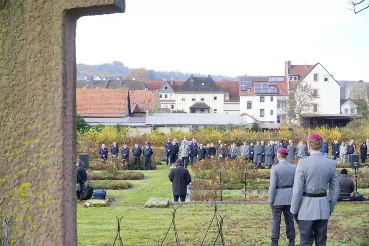 Auf dem Ehrenfriedhof versammelte man sich zur Gedenkfeier.