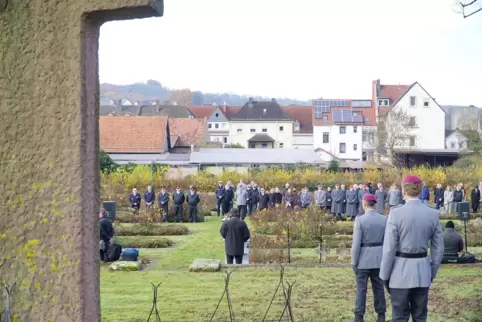 Auf dem Ehrenfriedhof versammelte man sich zur Gedenkfeier.