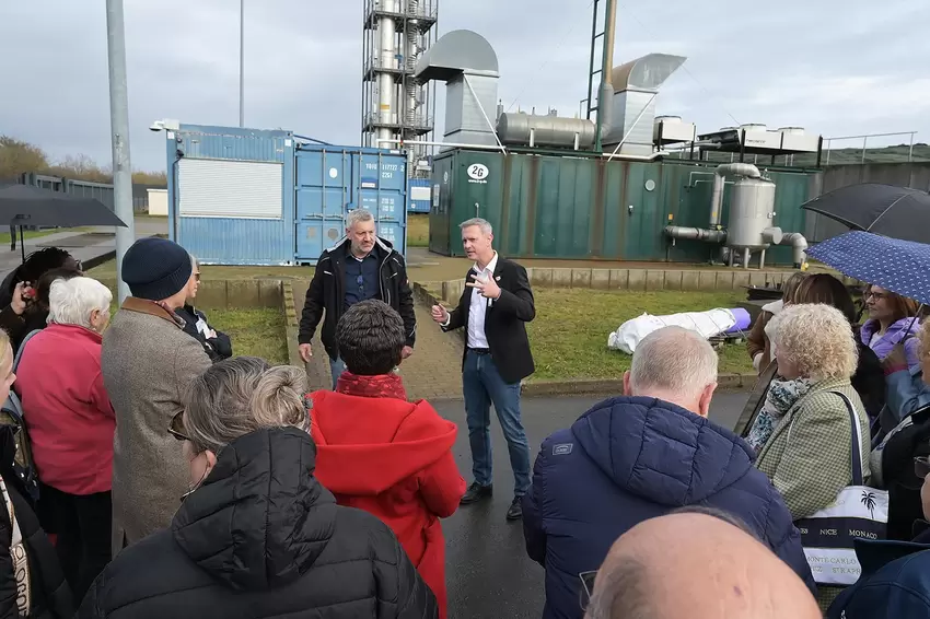Bürgermeister Michael Maas erklärt den Gästen aus Frankreich die Besonderheiten der Biogasanlage bei Winzeln.