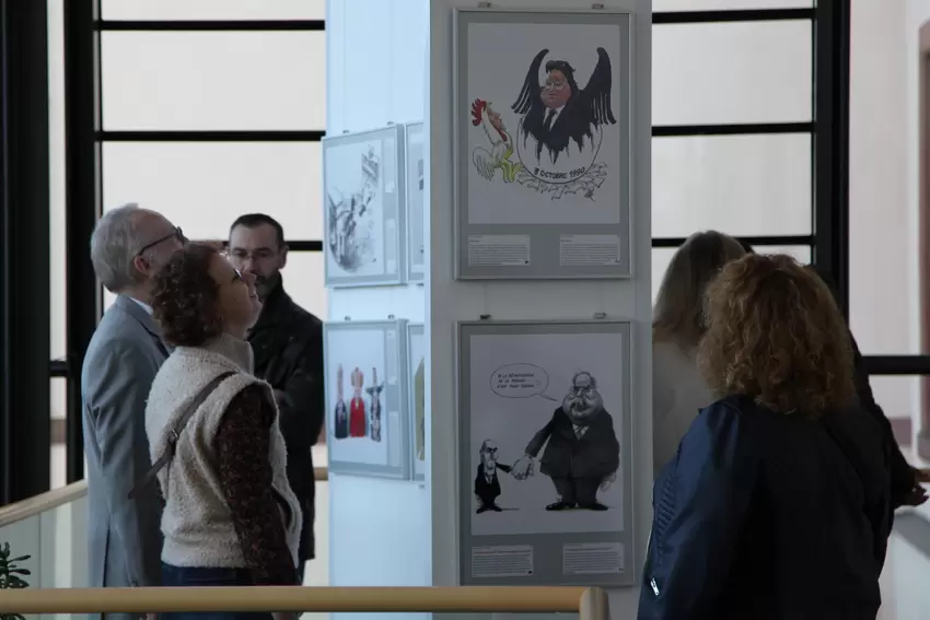 Ein Besuch der deutsch-französischen Karikaturenausstellung in der Alten Post war Teil des Besuchsprogramms.