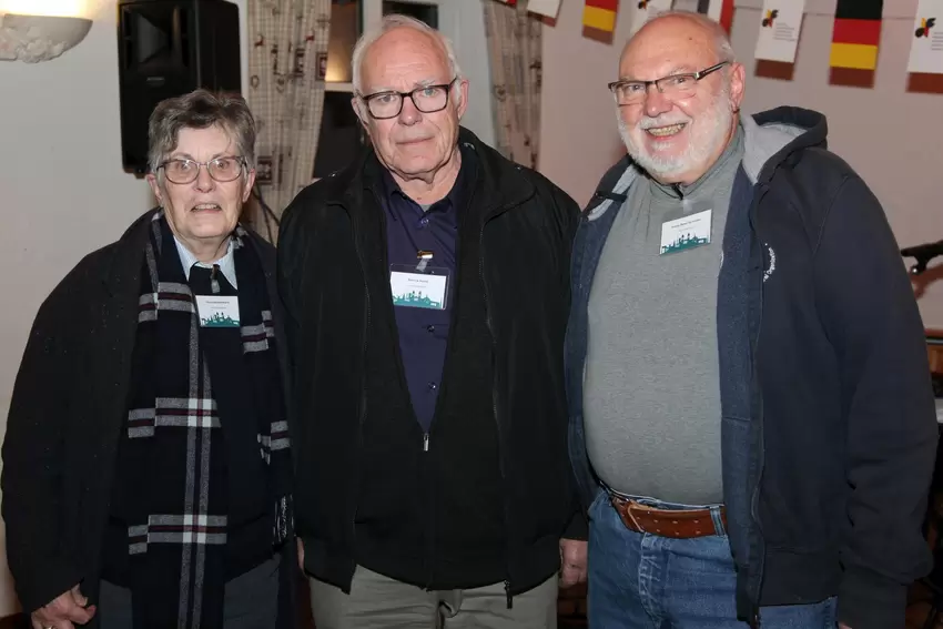 Sie waren die allerersten Besucher aus Poissy: Patrick Harlé (Mitte), der schon 1964 mit den Pfadfindern aus Poissy in einem Zel