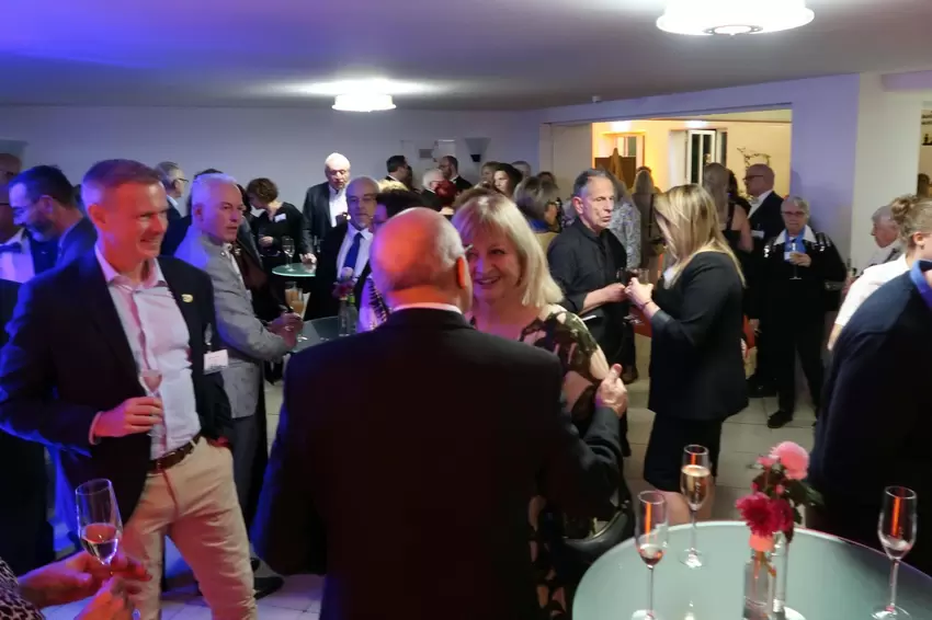 Vorm Gala-Abend lud die Stadt zu einem lockeren Umtrunk ins Foyer der Festhalle.