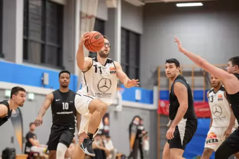  Martin Langenfeld (am Ball) behilt in der Schlussphase die Nerven. Rechts hinten Jeremy Black.