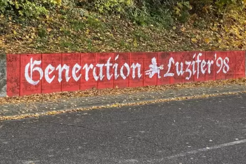 Rot-Weiß überall: Schriftzug mit dem Namen der FCK-Ultras an einer Stützmauer in Hördt.