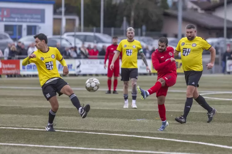 Das 1:0 für Stambach ist unterwegs, Battweilers Pascal Rauch (links) kann sich nur noch wegdrehen, SVB-Spielertrainer Sven Heilm