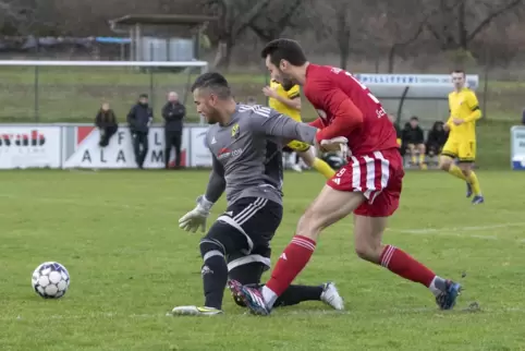 Ricky Schander (rechts) vom TuS Steinbach, der das 2:2 erzielte, legt den Ball an Morlauterns Torwart Patrick Ruby vorbei. 