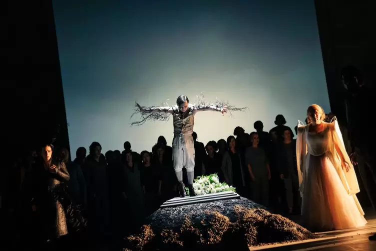 Szene aus &bdquo;Lohengrin&ldquo; mit Dorothea Spilger, Philip Hohner und Pauliina Linnosaari. 