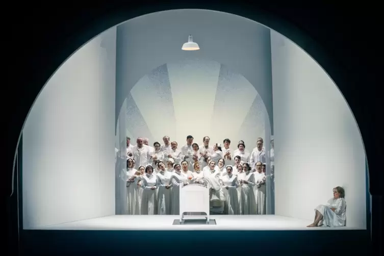 Szene aus &bdquo;Lohengrin&ldquo; mit dem Chor und Pauliina Linnosaari als Elsa. 