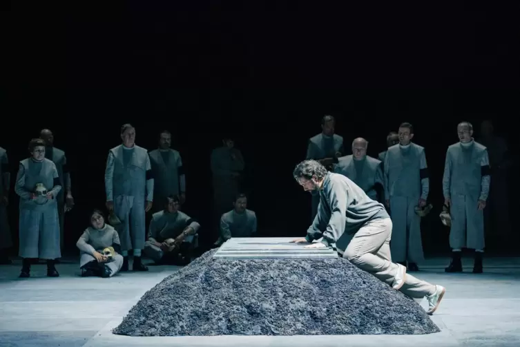 Szene aus &bdquo;Lohengrin&ldquo; mit Mirko Roschkowski in der Titelrolle und Chor. 