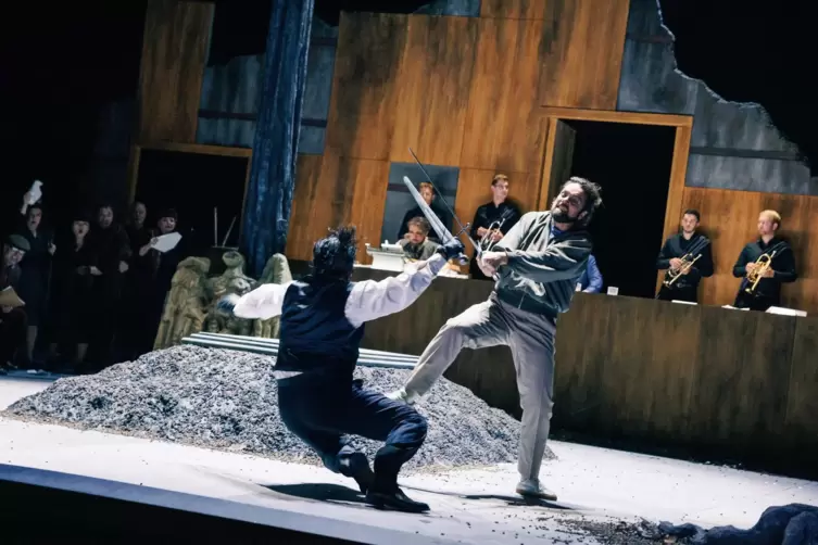 Szene aus &bdquo;Lohengrin&ldquo; mit Mirko Roschkowski und Kihun Yoon. 