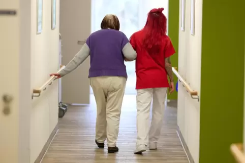 Pflege: Personalbedarf in einem sprachabhängigen Berufsfeld. 