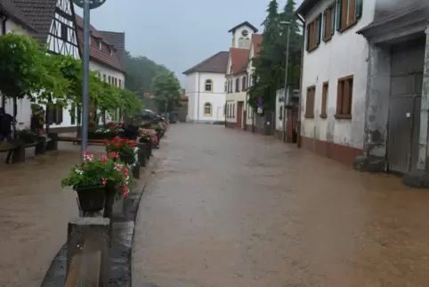 Das geplante Regenrückhaltebecken soll Hochwasser wie dieses vermeiden. Die Planung dafür läuft seit 14 Jahren. 
