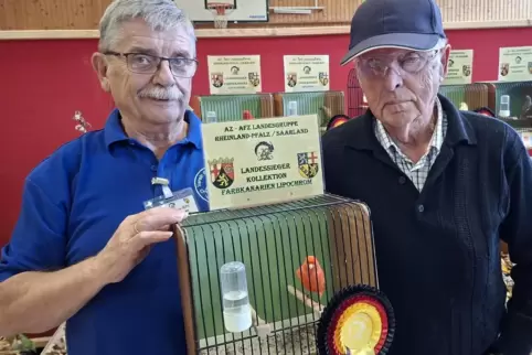 Mit diesem „Roten Kanarienvogel“ wurden Klaus Grimme (links) und Wilfried Hüther in Trulben Landesmeister. Ob der Vogel aus ihre