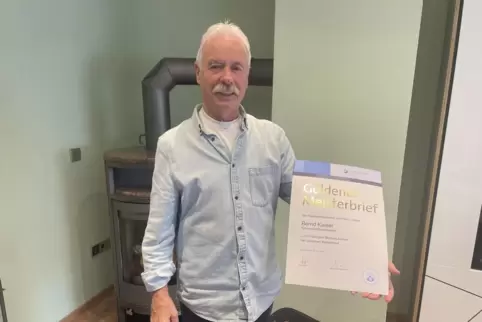 Der Schornsteinfegermeister Bernd Kaiser bekam von der Handwerkskammer der Pfalz bei einer Feier der Goldenen Meister des Jahrga