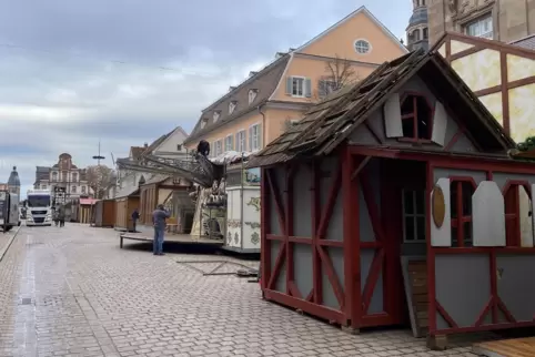 Montag: In der Maximilianstraße wird der Weihnachtsmarkt aufgebaut. 