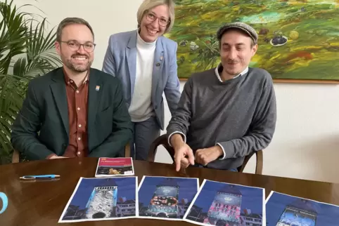 Stolz auf erste optische Kostproben des Videomappings: Künstler François Schwamborn (rechts) und die Stadt-Vertreter Stefanie Se