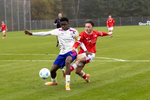 Erzielte gegen den KSC das 1:1: FCK-U17-Spieler Gionathan Arcuri (rechts). 