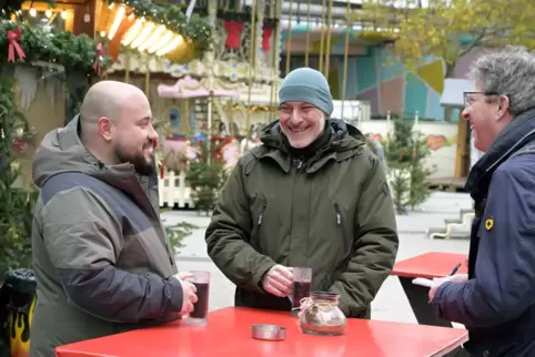 Auf einen Glühwein: Alexander Bolm und Stefan Holler im Gespräch mit Volker Endres. 