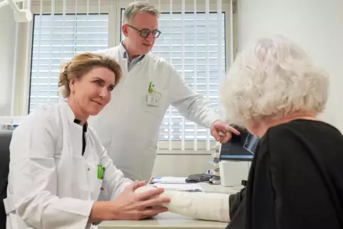 Im Patientengespräch: Handchirurgin und Leitende Oberärztin Caroline Dereskewitz und Chefarzt Alexander Hofmann. 