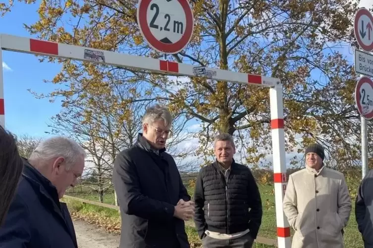 Bundesverkehrsminister Patrick Schnieder unterwegs in der Pfalz, hier in Bobenheim-Roxheim. Der CDU-Politiker will sich vor Ort 