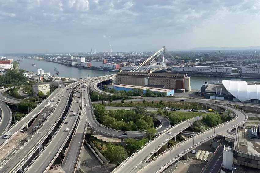 Mit dem Abriss der Hochstraße Nord soll auch die Sanierung der Schumacher-Brücke angegangen werden.