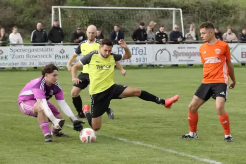 Die Ixheimer (hier Maik Ruban vorne im Liga-Spiel gegen den Knopper Torwart Niko Detterer) erwartet ein brutal schweres Pokalspi