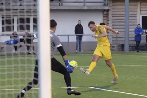 Eine Menge Chancen: Hier scheitert Göran Garlipp am starken Südwest-Keeper Malek Asselah.