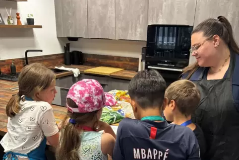 Die offene Küche ist ein Treffpunkt im Jugendtreff: Maria Tsompanoglou kocht mit Kindern. 