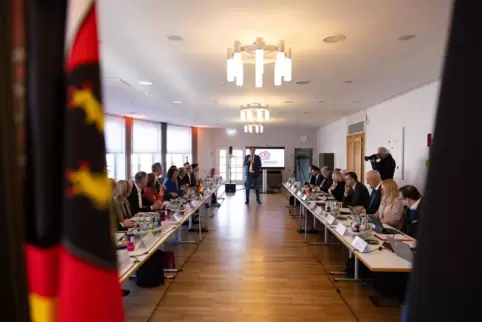 Zweibrückens Oberbürgermeister Marold Wosnitza (Mitte) begrüßte die Ministerinnen und Minister aus dem Saarland und Rheinland-Pf