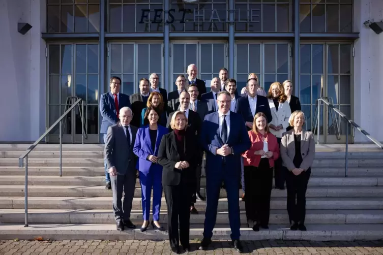 Auf der Treppe vor der Festhalle versammelten sich die Ministerinnen und Minister beider Landesregierungen. In der Mitte stehen 