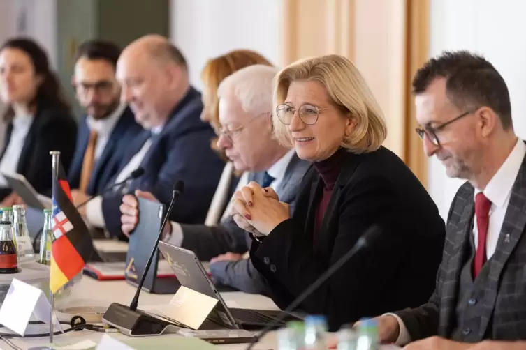 Anke Rehlinger (Zweite von links) und der saarl&auml;ndische Innenminister Reinhold Jost (SPD, rechts) im Sitzungssaal w&auml;hrend der ge