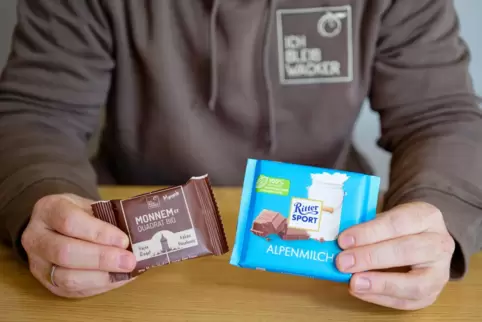 Um diese Produkte geht es vor Gericht: Schokolade der Marke Ritter Sport (rechts) und ein Hafersnack der Firma Wacker mit der Au