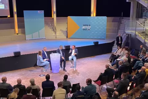 Viele Interessierte verfolgten die Diskussion mit Verkehrsminister Patrick Schnieder und seinem Bruder Gordon. 