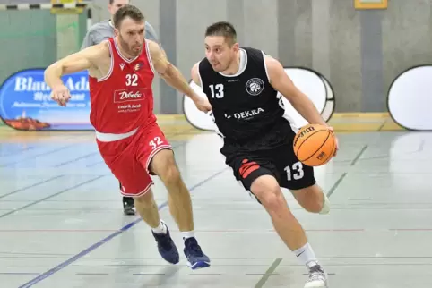 Milomir Mihailovic (rechts) traf im Schlussviertel viele Dreier, es reichte aber nicht mehr, um das Spiel in Heidesheim noch zug