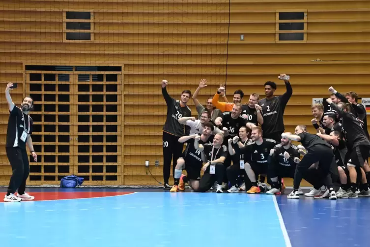 Sven Labitzke (links) , Torwarttrainer der Gehörlosen-Nationalmannschaft, beim Selfie in Tokio. 